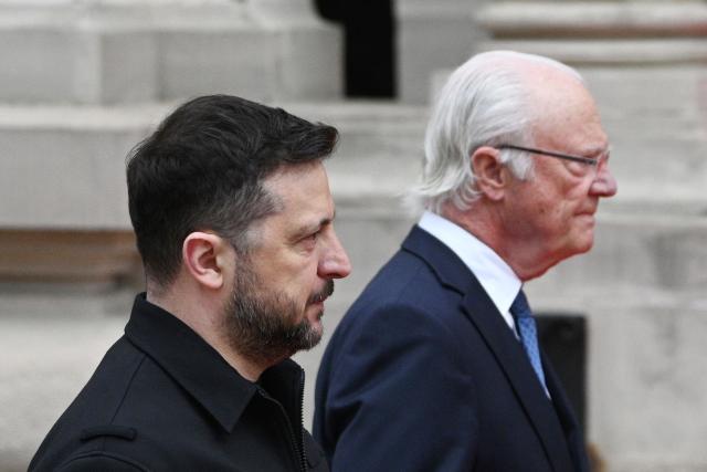 Ukraine's President Volodymyr Zelensky (L) and Sweden's King Carl XVI Gustaf (R) arrive fot a meeting in Lviv on April 17, 2026, amid the Russian invasion of Ukraine. (Photo by YURIY DYACHYSHYN / AFP)