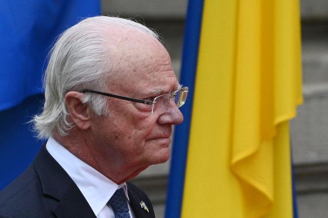 Sweden's King Carl XVI Gustaf arrives for a meeting with Ukrainian president in Lviv on April 17, 2026, amid the Russian invasion of Ukraine. (Photo by YURIY DYACHYSHYN / AFP)