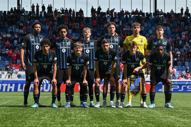 Club Brugge players pose before the UEFA Youth League semi-final football match between Benfica and Club Brugge at Stade de la Tuiliere in Lausanne, on April 17, 2026. (Photo by Fabrice COFFRINI / AFP)