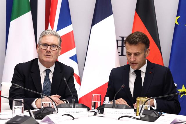 Britain's Prime Minister Keir Starmer (L) and France's President Emmanuel Macron chair an international summit on efforts to reopen the Strait of Hormuz at the Elysee Presidential Palace in Paris on April 17, 2026. French President Emmanuel Macron and UK Prime Minister Keir Starmer chair a meeting of allies to consider sending a multinational force to ensure security and free-flowing trade in the Strait of Hormuz once the current conflict between Iran and the US and Israel ends. Iran imposed the blockade on the critical shipping bottleneck as soon as the US and Israel launched the war against the Islamic republic on February 28, leading to a surge in global energy prices. Even with a shaky ceasefire in place, the US is now imposing its own blockade on Iranian ports. (Photo by Tom Nicholson / POOL / AFP)