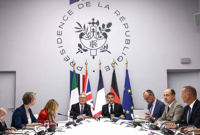 British Foreign Secretary Yvette Cooper (L), Italian Prime Minister Giorgia Meloni (2nd L), British Prime Minister Keir Starmer (C-L), French President Emmanuel Macron (C-R) and German Chancellor Friedrich Merz (3rd R) attend an international summit on efforts to reopen the Strait of Hormuz at the Elysee Presidential Palace in Paris on April 17, 2026. French President Emmanuel Macron and UK Prime Minister Keir Starmer chair a meeting of allies to consider sending a multinational force to ensure security and free-flowing trade in the Strait of Hormuz once the current conflict between Iran and the US and Israel ends. Iran imposed the blockade on the critical shipping bottleneck as soon as the US and Israel launched the war against the Islamic republic on February 28, leading to a surge in global energy prices. Even with a shaky ceasefire in place, the US is now imposing its own blockade on Iranian ports. (Photo by Tom Nicholson / POOL / AFP)