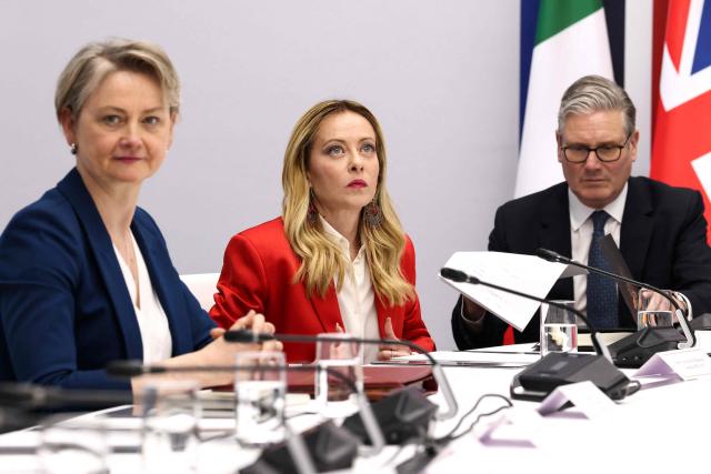 Britain's Foreign Secretary Yvette Cooper (L) Italy's Prime Minister Giorgia Meloni (C) and Britain's Prime Minister Keir Starmer (R) attend an international summit on efforts to reopen the Strait of Hormuz at the Elysee Presidential Palace in Paris on April 17, 2026. French President Emmanuel Macron and UK Prime Minister Keir Starmer chair a meeting of allies to consider sending a multinational force to ensure security and free-flowing trade in the Strait of Hormuz once the current conflict between Iran and the US and Israel ends. Iran imposed the blockade on the critical shipping bottleneck as soon as the US and Israel launched the war against the Islamic republic on February 28, leading to a surge in global energy prices. Even with a shaky ceasefire in place, the US is now imposing its own blockade on Iranian ports. (Photo by Tom Nicholson / POOL / AFP)