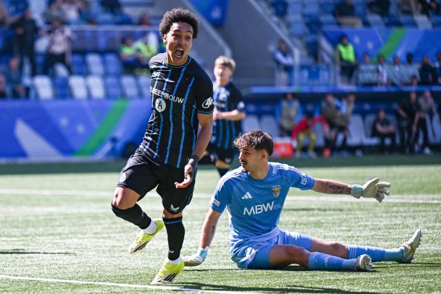 Club Brugge's English defender #90 Andre Garcia (R) celebrates scoring his team's second goal over SL Benfica's Portugese goalkeeper #1 Diogo Ferreira during the UEFA Youth League semi-final football match between Benfica and Club Brugge at Stade de la Tuiliere in Lausanne, on April 17, 2026. (Photo by Fabrice COFFRINI / AFP)