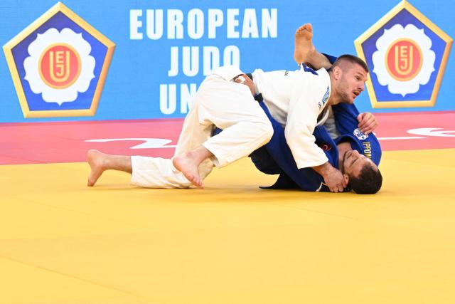 Kosovo's Akil Gjakova (white) and Turkey's Bilal Ciloglu compete in the men's under 73 kg category bronze medal bout at the Judo European Senior Championships 2026 in Tbilisi on April 17, 2026. (Photo by Vano SHLAMOV / AFP)
