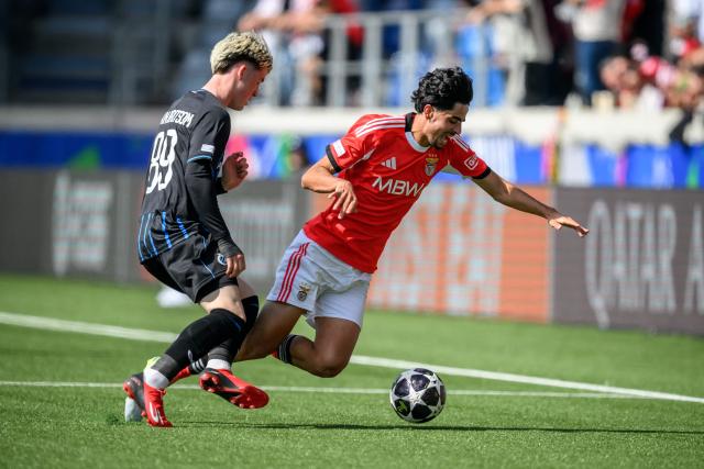 Club Brugge's Belgian forward #89 Jakke Van Britsom (L) fights for the ball with SL Benfica's Portugese midfielder #6 Miguel Figueiredo during the UEFA Youth League semi-final football match between Benfica and Club Brugge at Stade de la Tuiliere in Lausanne, on April 17, 2026. (Photo by Fabrice COFFRINI / AFP)