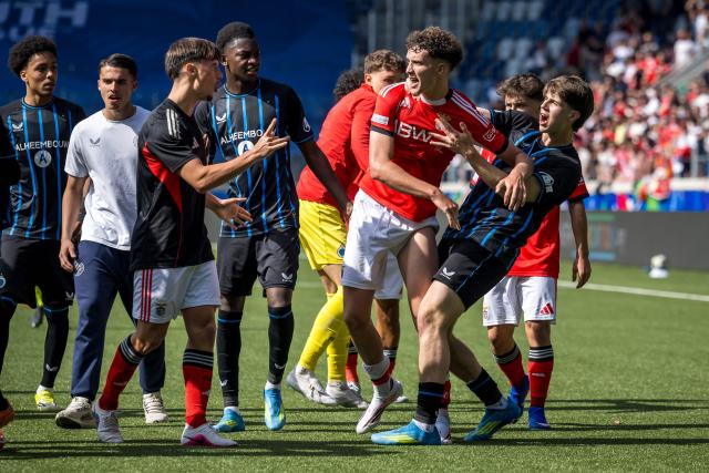 Club Brugge and SL Benfica players fight during the UEFA Youth League semi-final football match between Benfica and Club Brugge at Stade de la Tuiliere in Lausanne, on April 17, 2026. (Photo by Fabrice COFFRINI / AFP)