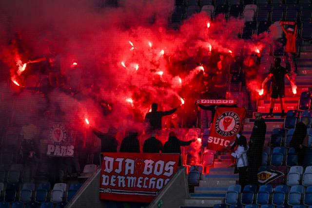 Supporters of Club Brugge light flares during the UEFA Youth League semi-final football match between Benfica and Club Brugge at Stade de la Tuiliere in Lausanne, on April 17, 2026. (Photo by Fabrice COFFRINI / AFP)