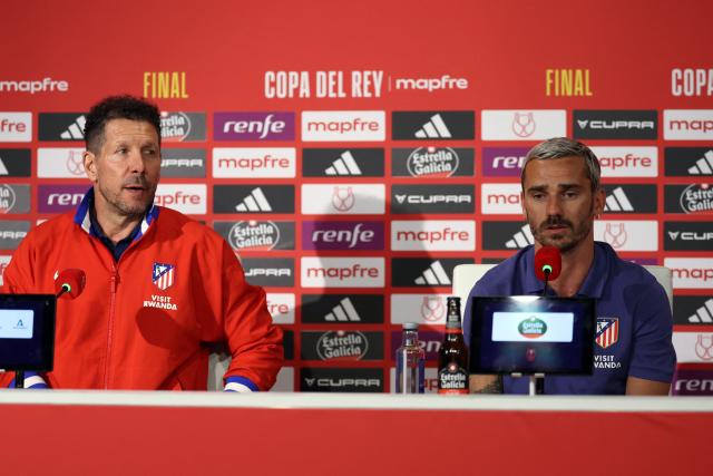 Atletico Madrid's Argentine coach Diego Simeone (L) and Atletico Madrid's French forward #07 Antoine Griezmann give a press conference on the eve of the Copa del Rey (King's Cup) final football match between Club Atletico de Madrid and Real Sociedad at La Cartuja stadium in Seville, on April 17, 2026. (Photo by Thomas COEX / AFP)