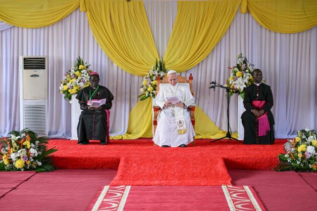 Pope Leo XIV (C) meets with university students and professors at the Catholic University of Central Africa in Yaounde on the fifth day of an 11-day apostolic journey to Africa, on April 17, 2026. (Photo by Alberto PIZZOLI / AFP)