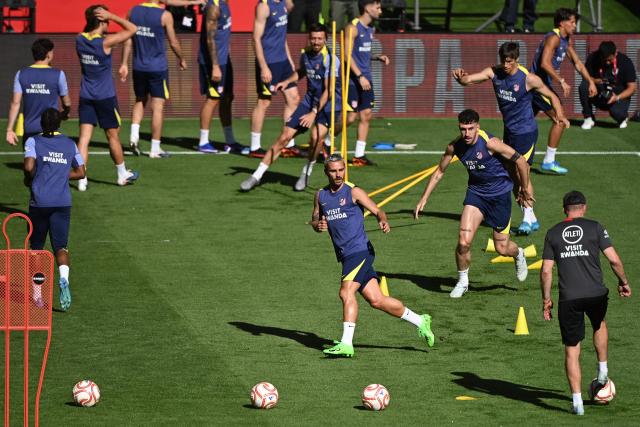Atletico Madrid's French forward #07 Antoine Griezmann (C) attends a training session on the eve of the Copa del Rey (King's Cup) final football match between Club Atletico de Madrid and Real Sociedad at La Cartuja stadium in Seville, on April 17, 2026. (Photo by Thomas COEX / AFP)