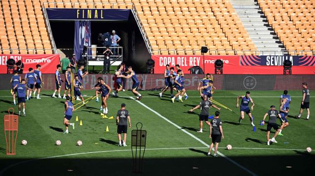 Atletico Madrid players attend a training session on the eve of the Copa del Rey (King's Cup) final football match between Club Atletico de Madrid and Real Sociedad at La Cartuja stadium in Seville, on April 17, 2026. (Photo by Thomas COEX / AFP)