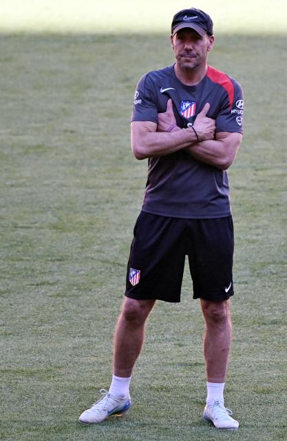 Atletico Madrid's Argentine coach Diego Simeone leads a training session on the eve of the Copa del Rey (King's Cup) final football match between Club Atletico de Madrid and Real Sociedad at La Cartuja stadium in Seville, on April 17, 2026. (Photo by Thomas COEX / AFP)