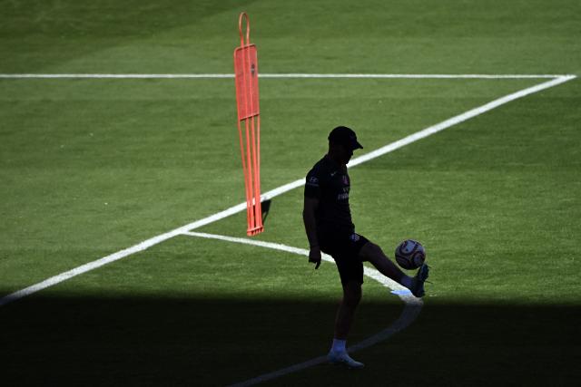 Atletico Madrid's Argentine coach Diego Simeone leads a training session on the eve of the Copa del Rey (King's Cup) final football match between Club Atletico de Madrid and Real Sociedad at La Cartuja stadium in Seville, on April 17, 2026. (Photo by Thomas COEX / AFP)