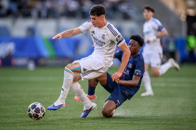 Real Madrid's Spanish forward #09 Jacobo Ortega controls the ball next to Paris Saint-Germain's French defender #12 Samba Coulibaly during the the UEFA Youth League semi-final football match between Real Madrid and Paris Saint-Germain at Stade de la Tuiliere in Lausanne, on April 17, 2026. (Photo by Fabrice COFFRINI / AFP)