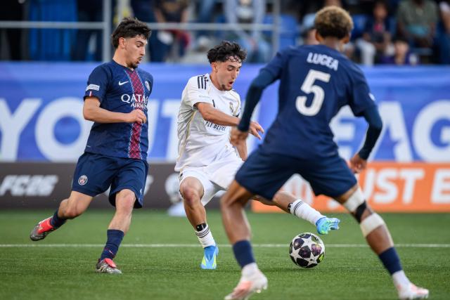 Real Madrid's Spanish defender #02 Jesus Fortea (C) fights for the ball with Paris Saint-Germain's French defender #03 Thomas Cordier (L) and Paris Saint-Germain's French defender #05 Dimitri Lucea during the the UEFA Youth League semi-final football match between Real Madrid and Paris Saint-Germain at Stade de la Tuiliere in Lausanne, on April 17, 2026. (Photo by Fabrice COFFRINI / AFP)