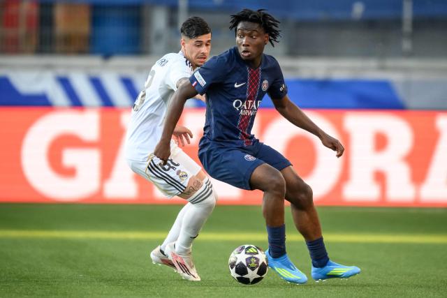 Paris Saint-Germain's French defender #42 David Boly controls the ball next to Real Madrid's Spanish forward #48 Alexis Ciria  during the the UEFA Youth League semi-final football match between Real Madrid and Paris Saint-Germain at Stade de la Tuiliere in Lausanne, on April 17, 2026. (Photo by Fabrice COFFRINI / AFP)