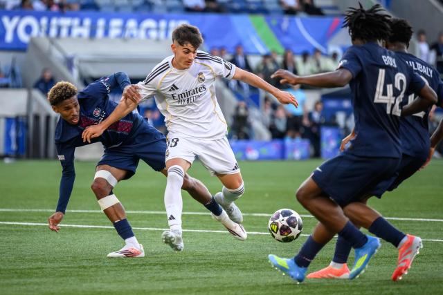 Real Madrid's Spanish midfielder #18 Diego Martinez fights for the ball with Paris Saint-Germain's French defender #5 Dimitri Lucea (L) during the the UEFA Youth League semi-final football match between Real Madrid and Paris Saint-Germain at Stade de la Tuiliere in Lausanne, on April 17, 2026. (Photo by Fabrice COFFRINI / AFP)