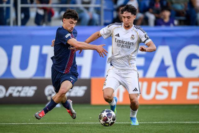 Real Madrid's Spanish defender #02 Jesus Fortea= fights for the ball with Paris Saint-Germain's French defender #03 Thomas Cordier during the the UEFA Youth League semi-final football match between Real Madrid and Paris Saint-Germain at Stade de la Tuiliere in Lausanne, on April 17, 2026. (Photo by Fabrice COFFRINI / AFP)