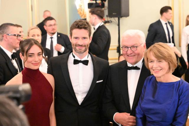 Former Germany's national football player Arne Friedrich (2nd L), Germany's President Frank-Walter Steinmeier (2nd R) and his wife Elke Budenbender (R) pose for a pciture at the Bundespresseball (German Federal Press Ball) in Berlin, Germany, on April 18, 2026. wife Elke Budenbender (Photo by Annette Riedl / dpa pool / AFP)