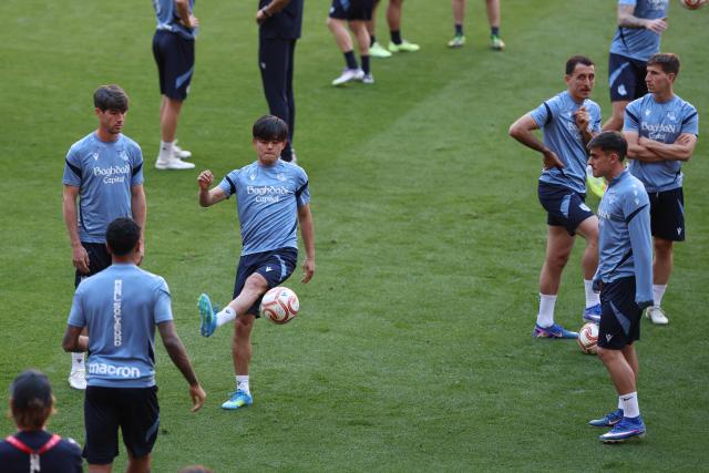 Real Sociedad's Japanese forward #14 Takefusa Kubo (C) and teammates attend a training session on the eve of the Copa del Rey (King's Cup) final football match between Club Atletico de Madrid and Real Sociedad at La Cartuja stadium in Seville, on April 17, 2026. (Photo by Thomas COEX / AFP)