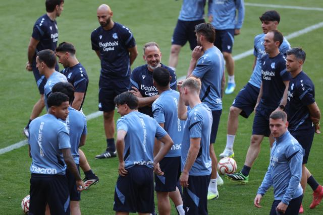 Real Sociedad's US coach Pellegrino Matarazzo (C) smiles as he leads a training session on the eve of the Copa del Rey (King's Cup) final football match between Club Atletico de Madrid and Real Sociedad at La Cartuja stadium in Seville, on April 17, 2026. (Photo by Thomas COEX / AFP)