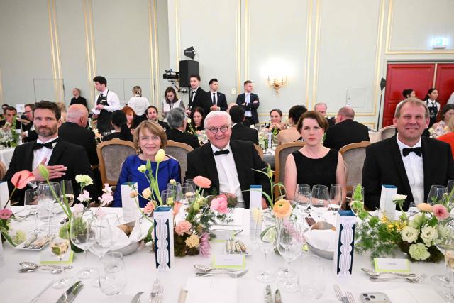 (L-R) Former Germany's national football player Arne Friedrich, wife of the President Elke Budenbender, Germany's President Frank-Walter Steinmeier, Melissa Eddy, correspondent for 'The New York Times' and Chair of the Association of the Foreign Press in Germany, and journalist at the German Press Agency dpa Michael Fischer are pictured at the dinner table during the Bundespresseball (German Federal Press Ball) in Berlin, Germany, on April 18, 2026. wife Elke Budenbender (Photo by Annette Riedl / dpa pool / AFP)