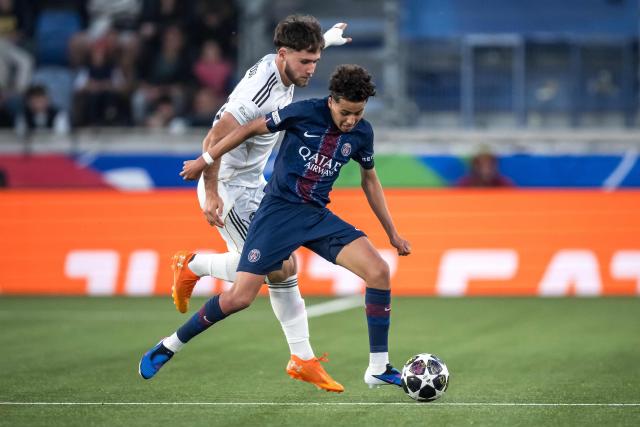 Paris Saint-Germain's French midfielder #31 Aymen Assab controls the ball next to Real Madrid's Spanish forward #19 Jaime Barroso during the the UEFA Youth League semi-final football match between Real Madrid and Paris Saint-Germain at Stade de la Tuiliere in Lausanne, on April 17, 2026. (Photo by Fabrice COFFRINI / AFP)