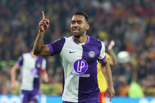 Toulouse's Venezuelan midfielder #23 Cristian Casseres Jr. celebrates after scoring his team first goal during the French L1 football match between RC Lens and Toulouse FC at the Stade Bollaert-Delelis in Lens, northern France, on April 17, 2026. (Photo by Francois LO PRESTI / AFP)