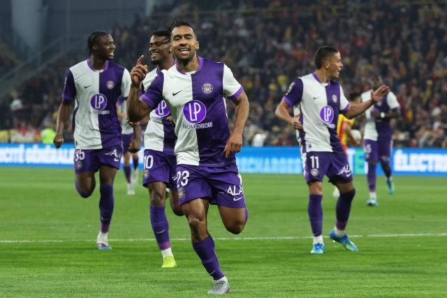Toulouse's Venezuelan midfielder #23 Cristian Casseres Jr. celebrates with teammates after scoring his team first goal during the French L1 football match between RC Lens and Toulouse FC at the Stade Bollaert-Delelis in Lens, northern France, on April 17, 2026. (Photo by Francois LO PRESTI / AFP)