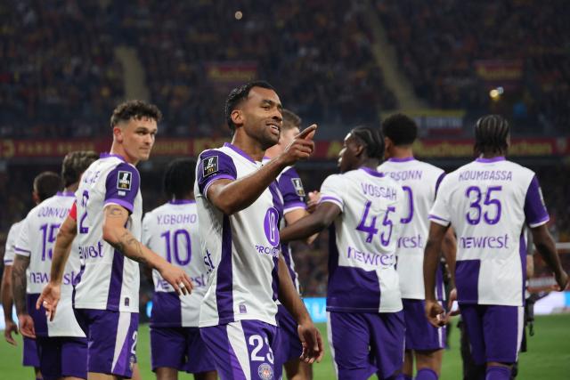 Toulouse's Venezuelan midfielder #23 Cristian Casseres Jr. celebrates with teammates after scoring his team first goal during the French L1 football match between RC Lens and Toulouse FC at the Stade Bollaert-Delelis in Lens, northern France, on April 17, 2026. (Photo by Francois LO PRESTI / AFP)