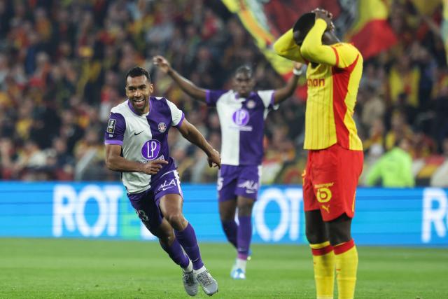 Toulouse's Venezuelan midfielder #23 Cristian Casseres Jr. celebrates after scoring his team first goal during the French L1 football match between RC Lens and Toulouse FC at the Stade Bollaert-Delelis in Lens, northern France, on April 17, 2026. (Photo by Francois LO PRESTI / AFP)