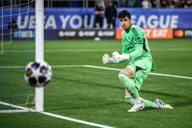 Real Madrid's Spanish goalkeeper #01 Javier Navarro reacts after he deflected a ball during the penalty shoot-out of the UEFA Youth League semi-final football match between Real Madrid and Paris Saint-Germain at Stade de la Tuiliere in Lausanne, on April 17, 2026. (Photo by Fabrice COFFRINI / AFP)