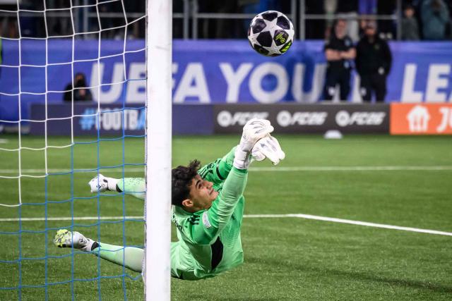 Real Madrid's Spanish goalkeeper #01 Javier Navarro deflects a ball during the penalty shoot-out of the UEFA Youth League semi-final football match between Real Madrid and Paris Saint-Germain at Stade de la Tuiliere in Lausanne, on April 17, 2026. (Photo by Fabrice COFFRINI / AFP)