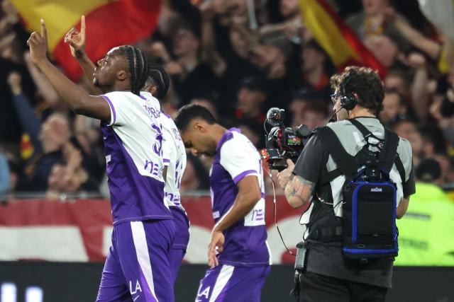 Toulouse's French midfielder #35 Seny Koumbassa celebrates after scoring his team second goal during the French L1 football match between RC Lens and Toulouse at the Stade Bollaert-Delelis in Lens, northern France, on April 17, 2026. (Photo by Francois LO PRESTI / AFP)
