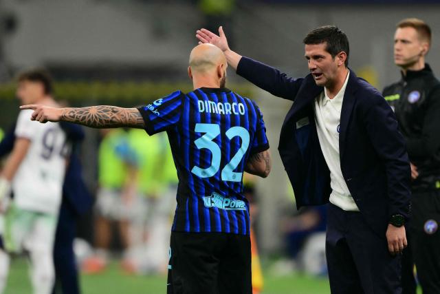 Inter Milan's Romanian head coach Cristian Chivu speaks to Inter Milan's Italian defender #32 Federico Dimarco during the Italian Serie A football match between Inter Milan and Cagliari at San Siro stadium in Milan, on April 17, 2026. (Photo by Marco BERTORELLO / AFP)