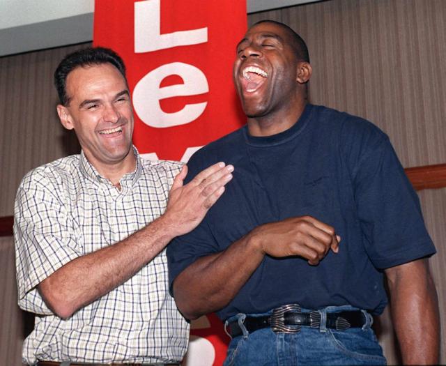 (FILES) Brazilian basketball star and sport secretary for the State of Sao Paulo Oscar Schmidt(L) jokes with US basketball legend Earvin "Magic" Johnson 23 April during a press conference in Rio de Janeiro, Brazil. Johnson, who found out he was carrying HIV in November 1991, is touring Latin America to speak out for AIDS prevention. Brazilian basketball legend Oscar Schmidt died on April 17, 2026, at the age of 68, the Brazilian Basketball Confederation (CBB) and his family announced. (Photo by VANDERLEI ALMEIDA / AFP)