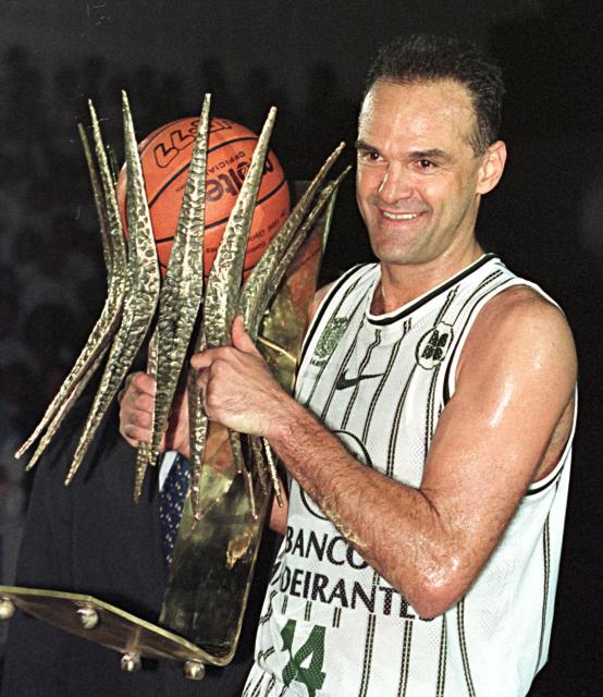 (FILES) Brazilian basketball player Oscar Schmidt holds a trophy in Barueri, Brazil, on March 15, 1998, for his 22 years of professional play. Brazilian basketball legend Oscar Schmidt died on April 17, 2026, at the age of 68, the Brazilian Basketball Confederation (CBB) and his family announced. (Photo by MARIE HIPPENMEYER / AFP)