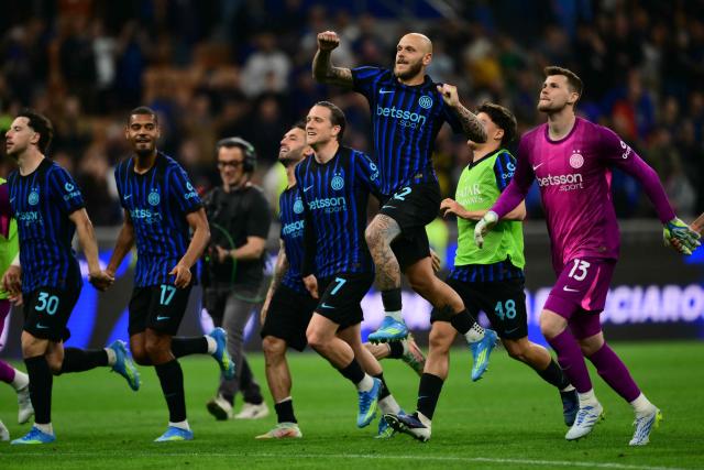 From left : Inter Milan's Brazilian defender #30 Carlos Augusto, Inter Milan's French midfielder #17 Andy Diouf, Inter Milan's Turkish midfielder #20 Hakan Calhanoglu, Inter Milan's Polish midfielder #7 Piotr Zielinski, Inter Milan's Italian defender #32 Federico Dimarco and Inter Milan's Spanish goalkeeper #13 Josep Martinez celebrate after winning during the Italian Serie A football match between Inter Milan and Cagliari at San Siro stadium in Milan, on April 17, 2026. (Photo by Marco BERTORELLO / AFP)
