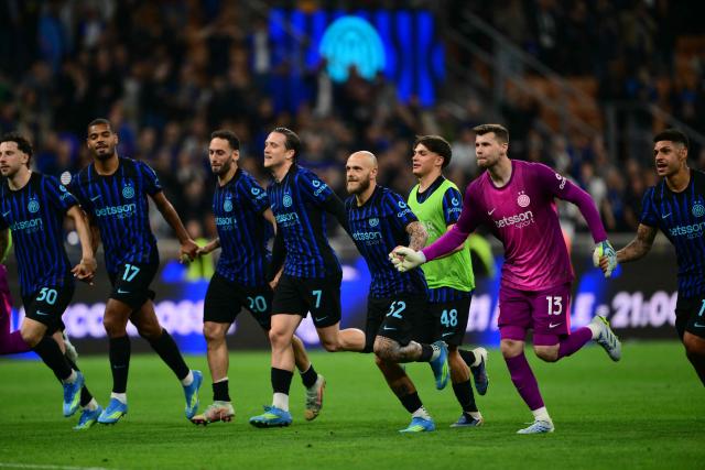From left : Inter Milan's Brazilian defender #30 Carlos Augusto, Inter Milan's French midfielder #17 Andy Diouf, Inter Milan's Turkish midfielder #20 Hakan Calhanoglu, Inter Milan's Polish midfielder #7 Piotr Zielinski, Inter Milan's Italian defender #32 Federico Dimarco, Inter Milan's Italian forward #48 Mattia Mosconi and Inter Milan's Spanish goalkeeper #13 Josep Martinez  celebrate after winning the Italian Serie A football match between Inter Milan and Cagliari at San Siro stadium in Milan, on April 17, 2026. (Photo by Marco BERTORELLO / AFP)