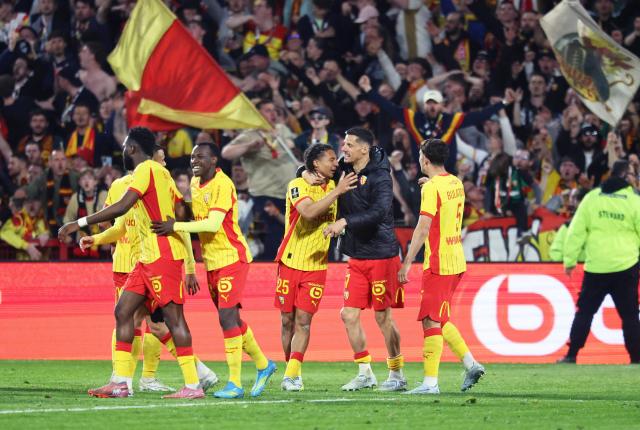 Lens' French defender Pierre Ismaelo Ganiou (C-L) celebrates with Lens' French forward #07 Florian Sotoca (C-R) after scoring a goal during the French L1 football match between RC Lens and Toulouse FC at the Stade Bollaert-Delelis in Lens, northern France, on April 17, 2026. (Photo by Francois LO PRESTI / AFP)