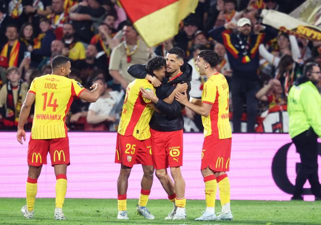 Lens' French defender Pierre Ismaelo Ganiou (2nd L) celebrates with Lens' French forward #07 Florian Sotoca after scoring a goal during the French L1 football match between RC Lens and Toulouse FC at the Stade Bollaert-Delelis in Lens, northern France, on April 17, 2026. (Photo by Francois LO PRESTI / AFP)
