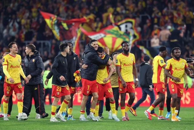 Lens' players celebrate after winning the French L1 football match between RC Lens and Toulouse FC at the Stade Bollaert-Delelis in Lens, northern France, on April 17, 2026. (Photo by Francois LO PRESTI / AFP)