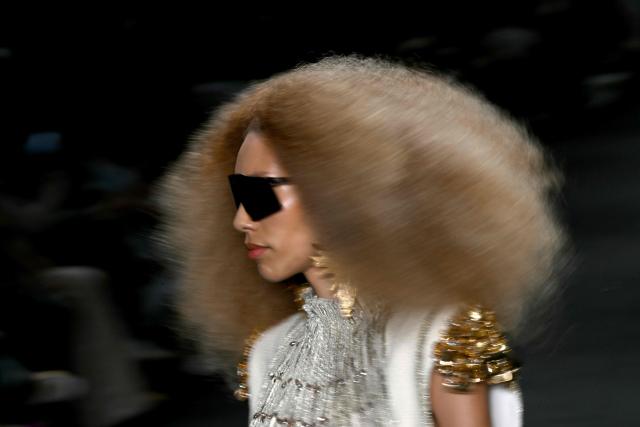 A model presents a creation by Apartamento 03 during Rio Fashion Week at Pier Maua in Rio de Janeiro, Brazil, on April 17, 2026. (Photo by Mauro PIMENTEL / AFP)