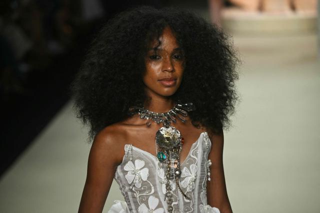 A model presents a creation by Helo Rocha during Rio Fashion Week at Pier Maua in Rio de Janeiro, Brazil, on April 17, 2026. (Photo by Mauro PIMENTEL / AFP)