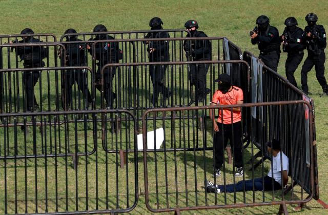Jalisco state police officers attend a drill during the closing ceremony of the Urban Tactical Operations Course in Tlaquepaque, Jalisco, Mexico on April 17, 2026. The Urban Tactical Operations Course in conjunction with Colombian Police was part of the 2026 FIFA World Cup security preparations. (Photo by ULISES RUIZ / AFP)
