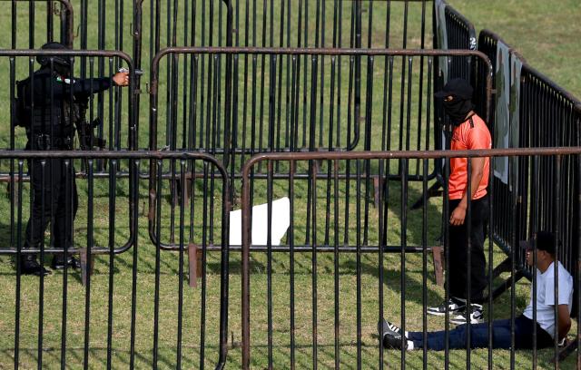 Jalisco state police officers attend a drill during the closing ceremony of the Urban Tactical Operations Course in Tlaquepaque, Jalisco, Mexico on April 17, 2026. The Urban Tactical Operations Course in conjunction with Colombian Police was part of the 2026 FIFA World Cup security preparations. (Photo by ULISES RUIZ / AFP)