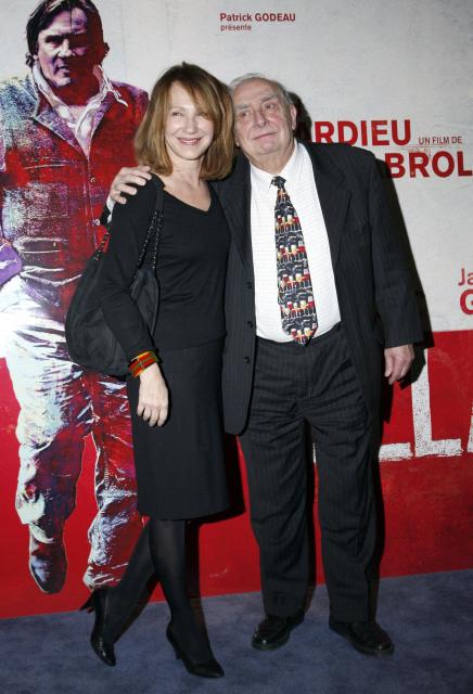 (FILES) French actress Nathalie Baye poses with French director Claude Chabrol after a party to celebrate Chabrol's 50 year-long career, in Paris on February 19, 2009. Nathalie Baye, 77, passed away on April 17, 2026, announced her family to Agence France-Presse on April 18, 2026. (Photo by Thomas SAMSON / AFP)