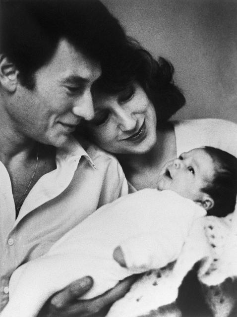 (FILES) This file photograph shows singer Johnny Hallyday (L) and French actress Nathalie Baye posing with their baby Laura Smet, who was born on November 15, 1983 at the American hospital in Neuilly-sur-Seine, in L'Etang-l#La-Ville on December 1, 1983. Nathalie Baye, 77, passed away on April 17, 2026, announced her family to Agence France-Presse on April 18, 2026. (Photo by AFP)