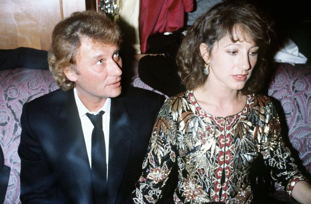 (FILES) French actress Nathalie Baye (R), who has just received the Cйsar Award for Best Actress for her performance in Bob Swaim’s film “La Balance,” poses with her companion, singer Johnny Hallyday during the 8th Cйsar Awards ceremony in Paris on February 26, 1983. Nathalie Baye, 77, passed away on April 17, 2026, announced her family to Agence France-Presse on April 18, 2026. (Photo by PHILIPPE WOJAZER / AFP)