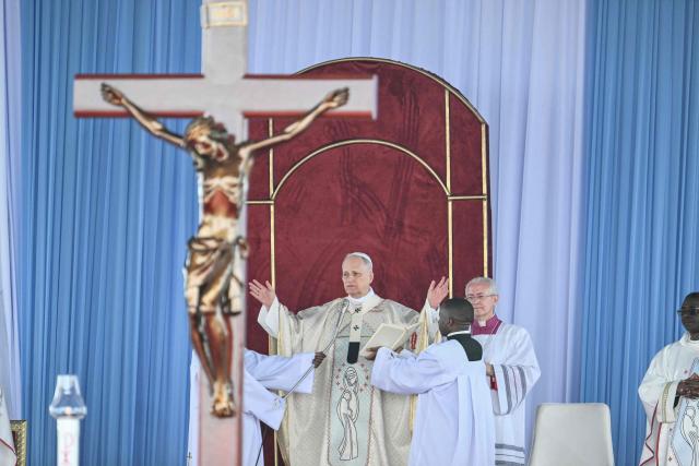 Pope Leo XIV (C) leads a Holy Mass at the Yaounde Ville Airport in Yaounde on the sixth day of an 11-day apostolic journey to Africa, on April 18, 2026. (Photo by Alberto PIZZOLI / AFP)